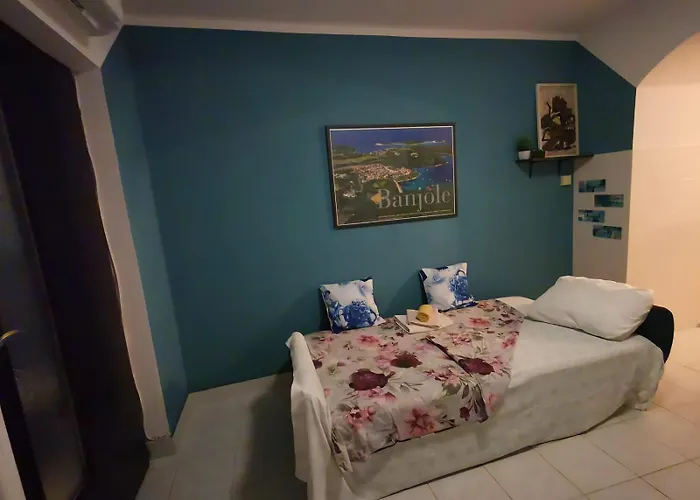 A Step Away From The Sea Póla